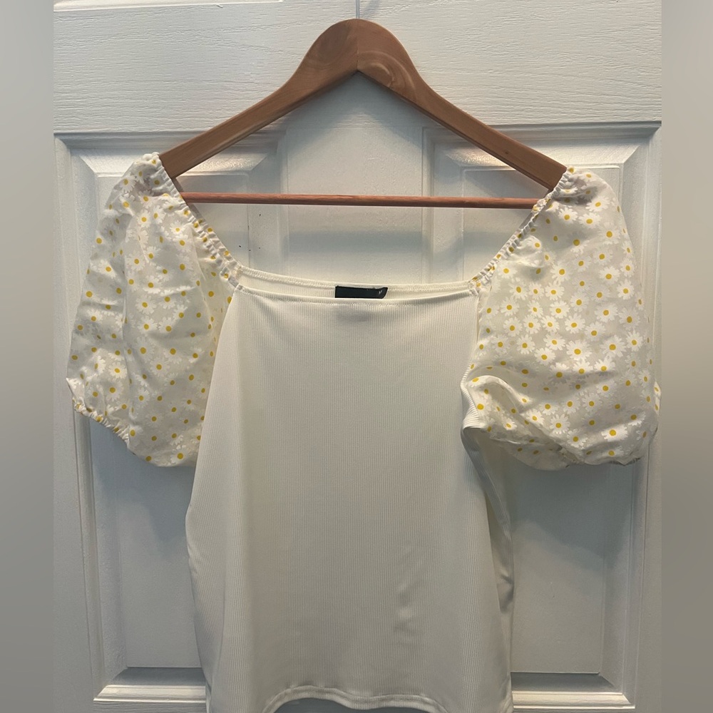 PRE-OWNED CLICHE WOMEN'S RIB KNIT TOP WITH PUFF SLEEVES- MEDIUM